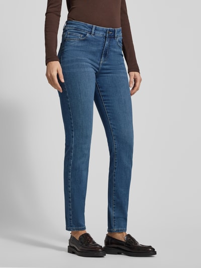 Frauenmodel trägt Skinny Fit Jeans mit 5-Pocket-Design von Christian Berg Woman in Blau, Baumwoll-Viskose-Mix mit Stretch-Anteil, Ganzkörperansicht von vorne.