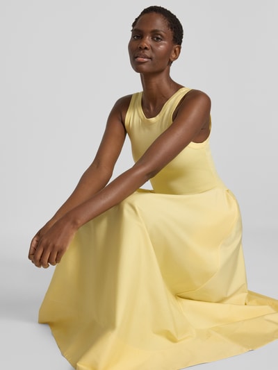 Kobiece modelka nosi Fit and Flare Freizeitkleid aus Viskose-Mix von Polo Ralph Lauren w jasnym żółtym kolorze, gładka tekstura, zbliżenie na górną część ciała, sukienki casualowe