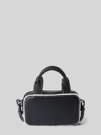 Produktfoto, schwarze Henkeltasche mit weißem Nahtdetail, rechteckige Form, Modell 'BAULETTO' von CK Calvin Klein, Damen Henkeltasche