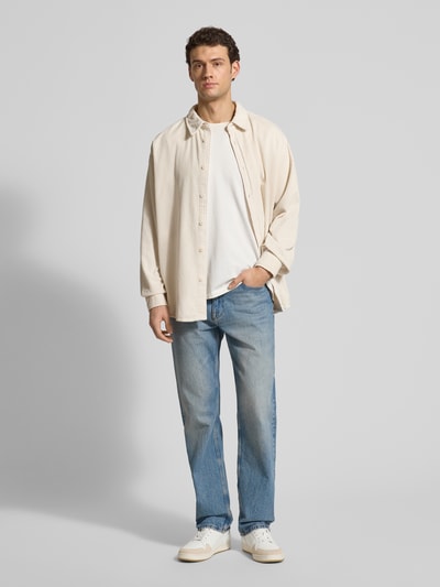 Mannenmodel draagt Regular fit vrijetijdshemd in cord-look model 'Padow' van American Vintage, crème, katoen, lange mouw, volledige knoopsluiting, kentkraag, vooraanzicht volledige lichaamsopname.