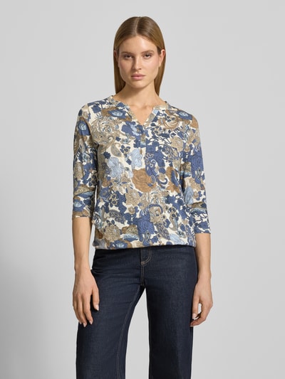 Frauenmodel trägt Regular Fit Bluse aus Viskose-Mix Modell 'Felicity' von Soyaconcept mit floraler Allover-Print, Halbarm, Tunika-Ausschnitt, Rückenlänge bei Größe S 63 cm, Ganzkörperansicht von vorne.
