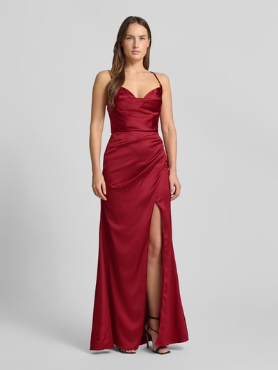 Frauenmodel trägt Abendkleid mit Wasserfall-Ausschnitt von LUXUAR FASHION in Rot, unifarbenes Design, taillierter Schnitt, Spaghettiträger, Gehschlitz, Ganzkörperansicht von vorne.