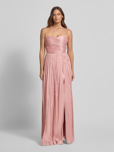 Frauenmodel trägt Abendkleid mit Seitenschlitz und Spaghettiträgern von Luxuar, schimmerndes Maxikleid in A-Linie, Ganzkörperansicht von vorne.