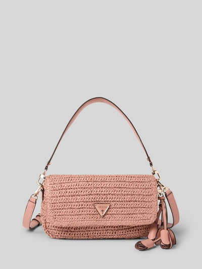 Produktfoto, różowa Shoulder Bag in Flecht-Optik Modell 'OFELIA' od Guess, pleciona struktura, logo, odpinany pasek, kontekst powyżej