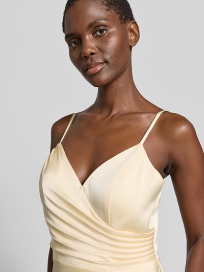 Frauenmodel trägt Maxikleid aus Satin mit Drapierungen von Laona in Creme, V-Ausschnitt, Spaghettiträger, Nahaufnahme Oberkörper.