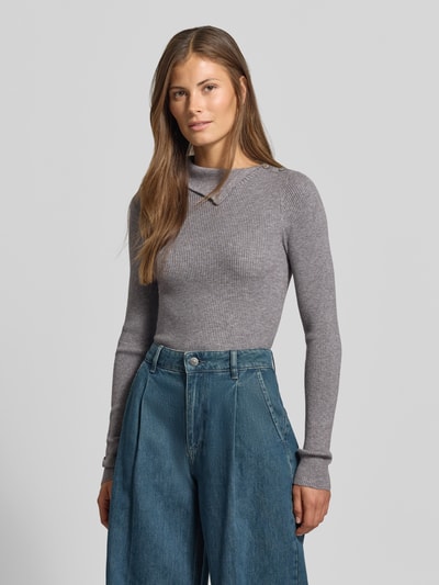 Kobiece modelka nosi sweter z dzianiny 'Strickpullover aus Viskose-Mix' od MYON, Mieszanka wiskozy, krój slim fit, Efekt prążkowania, szary, Wykładany kołnierz z listwą guzikową, długość tyłu 58 cm, długość rękawów 64 cm, widok całej sylwetki z przodu.