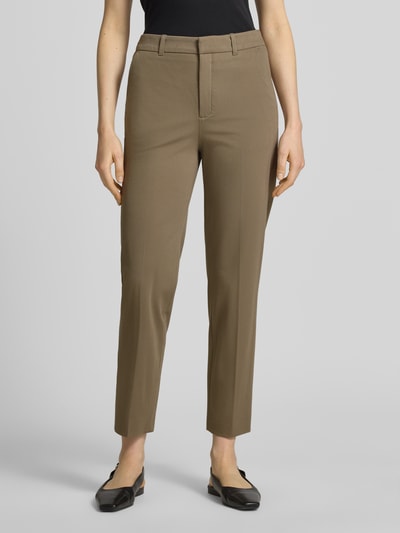 Frauenmodel trägt Hose mit Gesäßtaschen Modell 'SEARCH' von Drykorn in Braun, Slim-Fit, Material-Mix mit Viskose-Anteil, Ganzkörperansicht von vorne.