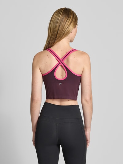 Frauenmodel trägt Cropped Top mit integriertem Bustier von Fabletics, Elastischer-Material-Mix, Rückenausschnitt, Rückenlänge bei Größe L: 13 cm, Ganzkörperansicht Rückansicht