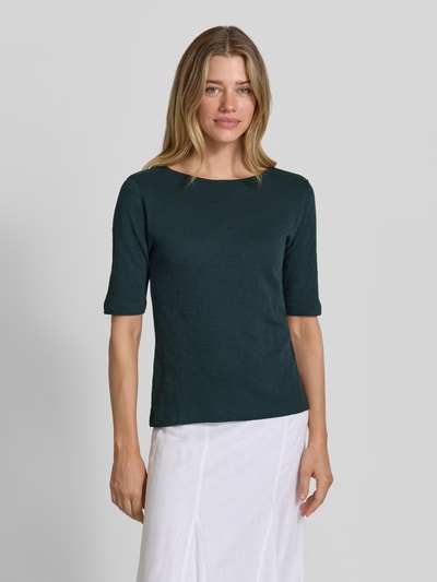 Kobiece modelka nosi T-Shirt mit U-Boot-Ausschnitt od Christian Berg Woman, bawełna, krój regular fit, melanż, długość tyłu 58 cm, całkowity przód.