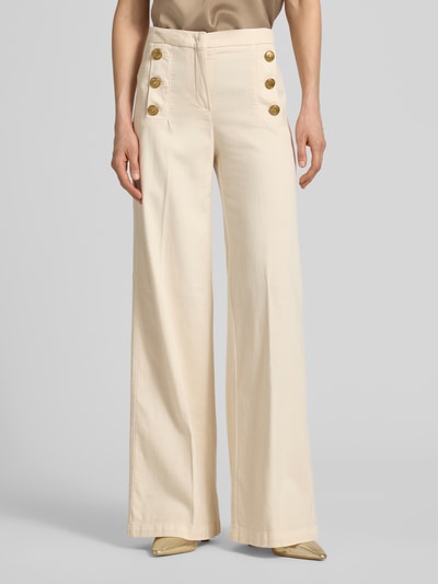Vrouwenmodel draagt Wide Leg Hose met Bügelfalten Modell 'Bridget' van SEDUCTIVE, katoenmix met linnen, knopen, crème kleur, volledige lichaamsvooraanzicht.