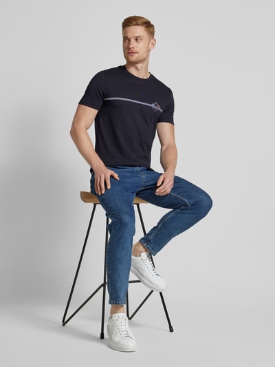 Christian Berg Men T-Shirt mit Motiv- und Statement-Print Marine 1