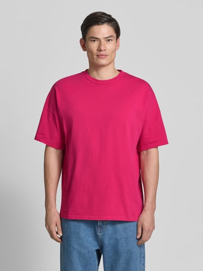 Männermodel trägt Herren T-Shirt mit geripptem Rundhalsausschnitt Modell 'FIZVALLEY' von American Vintage, Reine Baumwolle, Loose-Fit, Ganzkörperansicht von vorne. Rückenlänge bei Größe M/L: 72 cm.