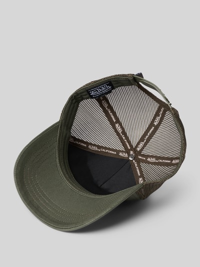 Produktfoto, Trucker Cap mit Label-Print und verstellbarem Riegel von Von Dutch, Herren Trucker Cap in Olivgrün, Baumwoll-Mix, verstärkter Schirm, Label-Print, verstellbarer Riegel an der Rückseite, Innenseite mit Netzeinsatz und Markenband, strukturierte Oberfläche
