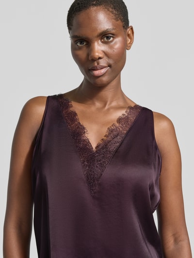 Vrouwenmodel draagt Blusentop met V-hals en met kant van comma, Materiaalmix met viscose, regular fit, ruglengte maat 36: 54 cm, Nahaufnahme Oberkörper
