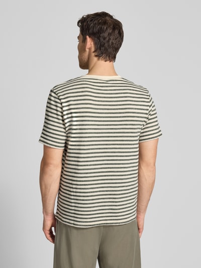Männermodel trägt Regular Fit T-Shirt aus Baumwoll-Mix Modell 'KEVIN' von SELECTED HOMME, gestreift, Feinstrick, Ganzkörperansicht Rückansicht.