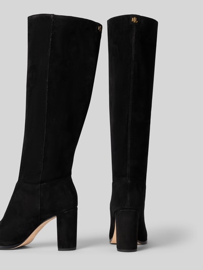 Produktfoto, Stiefel mit Label-Detail und Blockabsatz von Hunter in Schwarz, leicht abgerundete Form, strukturierte Sohle, Label hinten