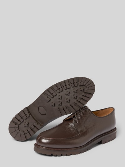 Produktfoto, Halbschuhe mit Strukturmuster Modell 'Haywood' von Henry Stevens in Dunkelbraun, runde Form, sichtbar genarbte Textur, Strukturmuster, Schnürverschluss, Absatzhöhe 3 cm, Schafthöhe 7 cm, Schaftweite 13 cm, robuste Sohle, Kontext: Herren Halbschuhe von Henry Stevens