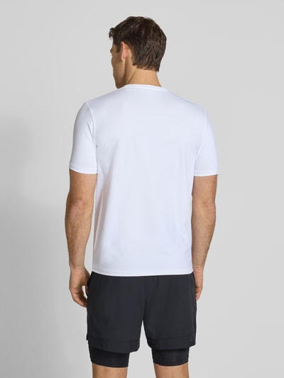 Männermodel trägt T-Shirt mit Rundhalsausschnitt Modell 'TESSUTO' von MARKUP, weiß, Nylon-Mix mit Stretch, Modern Fit, Ganzkörperansicht Rückansicht.