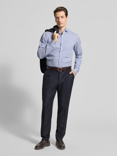 Męski model nosi Body Fit Business-Hemd mit Kentkragen von OLYMP, bawełna, krój body fit, listwa guzikowa, kolor granatowy, długość tyłu w rozmiarze 40L: 83 cm, szerokość ramion w rozmiarze 40L: 44 cm, długość rękawa w rozmiarze 40L: 72 cm, widok całej sylwetki z przodu.