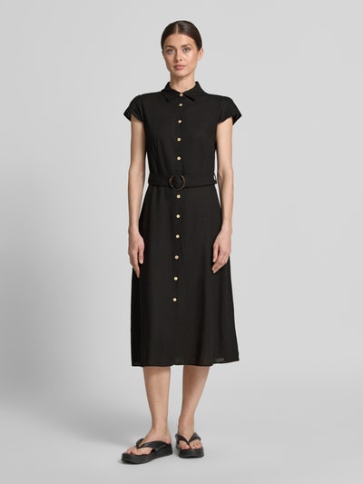 Frauenmodel trägt Hemdblusenkleid mit Leinen-Anteil und Gürtel von Apricot in Schwarz, taillierte Passform, Umlegekragen, Kappärmel, Knopfleiste, Midilänge, Viskose-Mix, Ganzkörperansicht von vorne.
