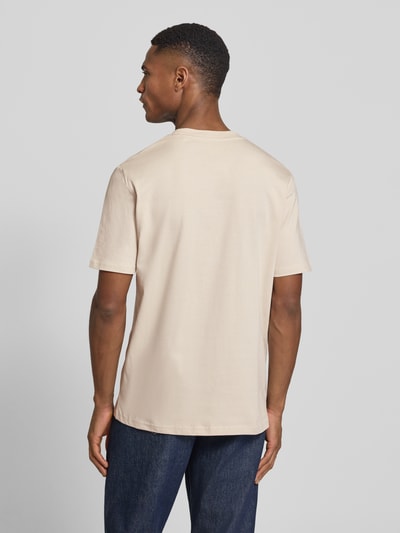 Männermodel trägt Regular Fit T-Shirt aus reiner Baumwolle von Marc O'Polo, unifarben, Rundhals, Kurzarm, Ganzkörperansicht Rückansicht.