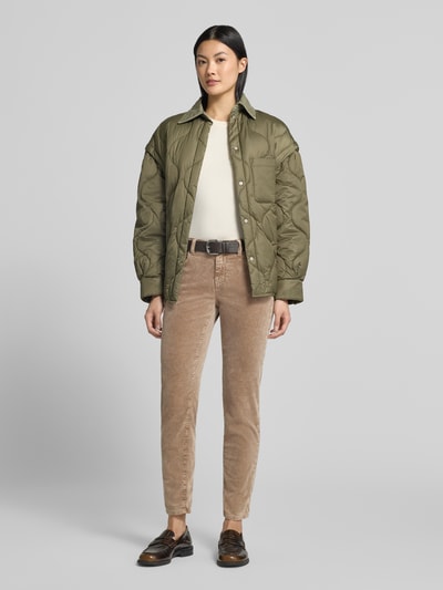 Frauenmodel trägt Slim Fit Jeans aus Baumwoll-Mix Modell 'Baker' von Closed mit Logo-Patch und 5-Pocket-Design, Ganzkörperansicht von vorne.