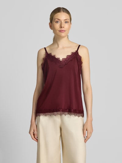 Vrouwenmodel draagt bordeauxrood top met kant, Materiaalmix met stretch, recht model, V-hals, ruglengte maat S 41 cm, Model 'BICCO' van FREE/QUENT, frontale volledige lichaamsweergave.