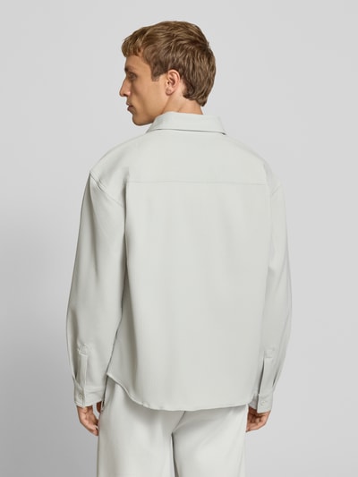 Männermodel trägt Regular Fit Freizeithemd mit Kentkragen und Label-Stitching von Pegador in Hellgrau, glatte Textur, Ganzkörperansicht Rückansicht. Material-Mix mit Stretch-Anteil, Modell 'Troy', Rückenlänge 68 cm, Schulterbreite 50 cm, Ärmellänge 60 cm.