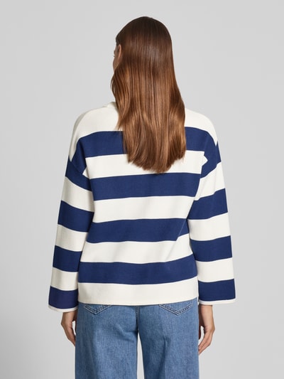 Frauenmodel trägt Strickpullover aus Viskose-Mix mit Streifenmuster Modell 'OTARI' von B.Young, Relaxed-Fit, Rundhalsausschnitt, Rückenlänge 61 cm, Ärmellänge 54 cm, Weiß-Blau, Ganzkörperansicht Rückansicht.