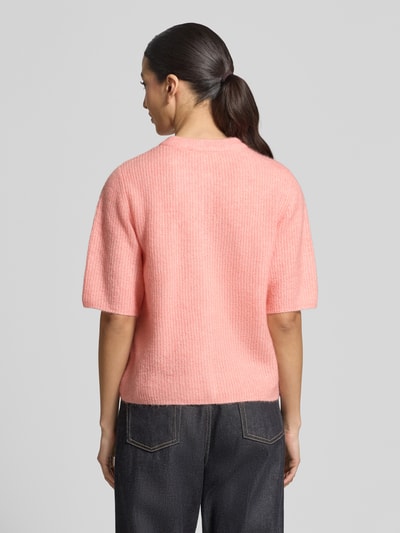 Frauenmodel trägt Strickjacke mit Woll-Anteil Modell 'Jinie Hope' von MSCH Copenhagen, Material-Mix, rosa, Gerader-Schnitt, Rückenansicht.