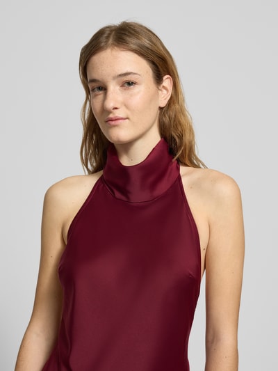 Vrouwenmodel draagt Abendkleid mit Neckholder Modell 'DELPHINA' van Bardot, bordeaux satijn, elastische mix, aansluitende pasvorm, mouwloos, halslijn met hals, rugdecolleté, detailopname bovenlichaam.