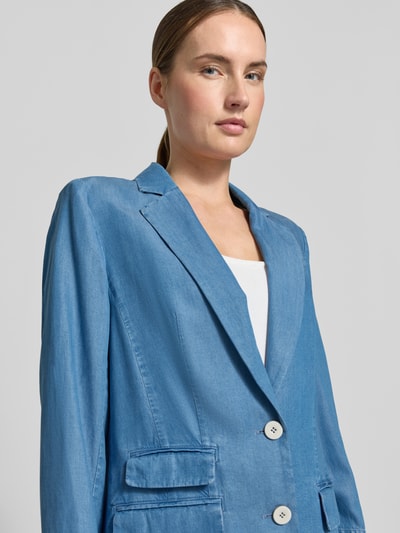 Frauenmodel trägt Relaxed Fit Blazer mit Pattentaschen von Marc Cain aus Lyocell in Denim-Optik mit Reverskragen und Knopfverschluss, Nahaufnahme Oberkörper. Rückenlänge 69 cm, Brustweite 41 cm, Ärmellänge 61 cm in Größe 36.
