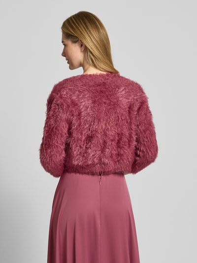 Frauenmodel trägt Bolero aus Kunstfell mit Viskose-Anteil von V.M., Material-Mix, offene Vorderseite, 3/4-Arm, Ganzkörperansicht Rückansicht.