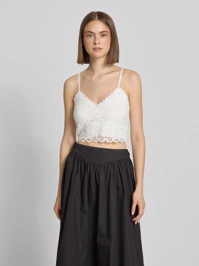 Frauenmodel trägt Slim Fit Trägertop aus Viskose-Mix Modell 'HONEY' von Only, Optik: Unifarben, Spitze, Cropped, Ganzkörperansicht von vorne.