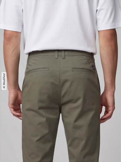 Mannenmodel draagt Relaxed Fit chino van katoenmix van Tom Tailor Denim in olijfgroen, Heren chino, Ganzichaansicht achterkant, KI-modified beeld