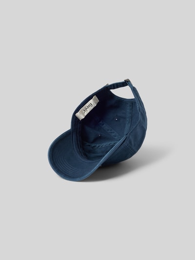 Produktfoto, Basecap mit Label-Stitching von Forét im Denim-Look, verstärkter Schirm, sichtbare Steppnähte, verstellbarer Riegel, blaue Farbe