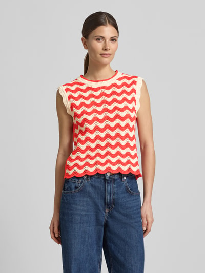 Frauenmodel trägt Pullunder im Allover-Look mit Wellensaum von Christian Berg Woman in Rot und Creme, Regular-Fit, Rundhalsausschnitt, Rückenlänge bei Größe S 55 cm, Ganzkörperansicht von vorne.