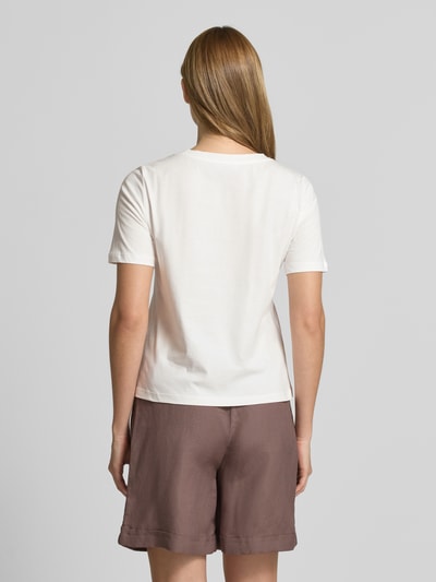 Frauenmodel trägt Regular Fit T-Shirt mit Strick-Detail von Christian Berg Woman Selection aus reiner Baumwolle, Rückenlänge 54 cm, Ganzkörperansicht Rückansicht.