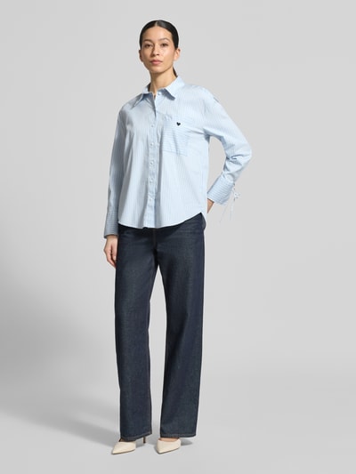 Frauenmodel trägt Loose Fit Hemdbluse aus Baumwoll-Mix von Tom Tailor, gestreift, mehrfarbig, Popeline, Ganzkörperansicht von vorne.