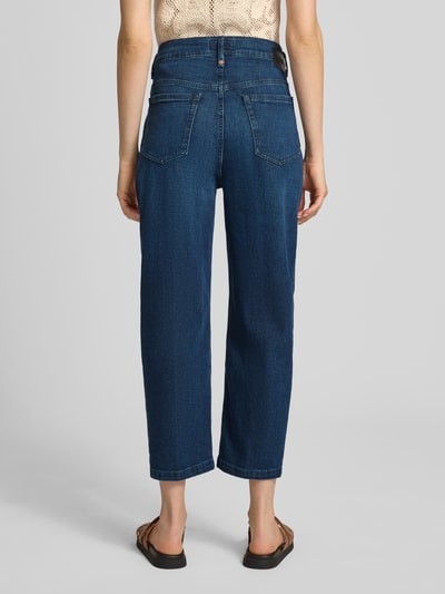 Vrouwenmodel draagt Barrel Fit Jeans met steekzakken Model 'FLOWN' van DRYKORN, katoenmix met stretch, donkere tint, geheel achteraanzicht