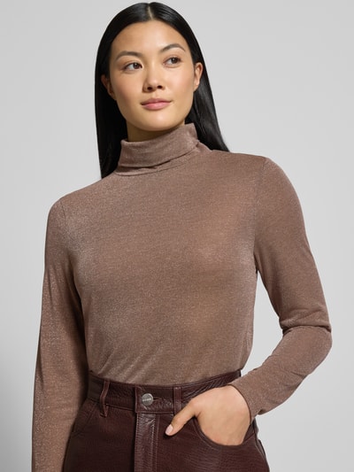Vrouwenmodel draagt shirt met lange mouwen met col Model 'ZERAFNE' van Drykorn, viscosemix, regular fit, ruglengte maat S 59 cm, nahaufnahme bovenlichaam.