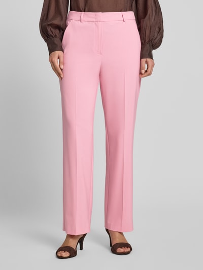 Frauenmodel trägt Stoffhose aus Viskose-Mix mit Gesäßleistentasche von Comma, rosa, Straight Fit, Bügelfalten, Haken- und Reißverschluss, französische Eingrifftaschen, Bundweite 32 cm, Innenbeinlänge 76 cm, Ganzkörperansicht von vorne.