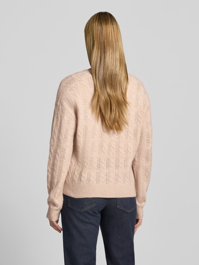 Frauenmodel trägt Regular Fit Cardigan aus Alpaka-Mix von Christian Berg Woman in Strick-Optik, hellrosa, Rückenansicht, Ganzkörperansicht Rückansicht.