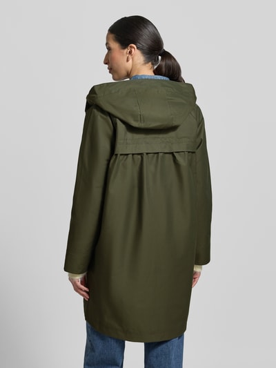 Modelka nosi Regular Fit Parka aus Baumwoll-Mix von Barbour, kolor jednolity, krój regular fit, tylna część z widoczną pasem na plecach, hydorfobowy, oddychający materiał, kieszenie boczne, kaptur, mieszanka bawełny, widok całej sylwetki od tyłu.
