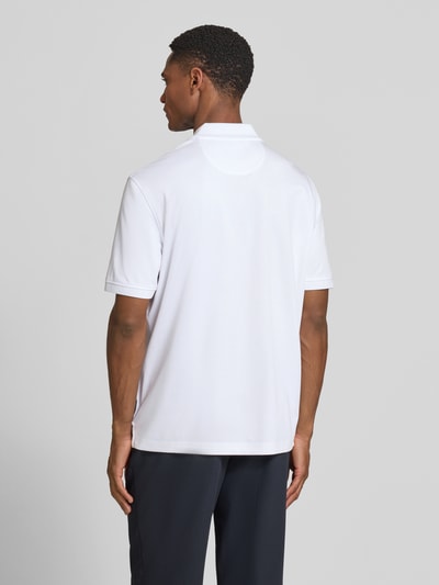 Männermodel trägt Regular Fit Poloshirt mit Brusttasche und Label-Stitching von bugatti in Weiß, Rückenlänge 70 cm, Ganzkörperansicht Rückansicht.