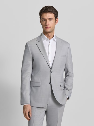 Männermodel draagt Super Slim Fit Anzugsakko met wol Model 'ARTI253X' van HUGO met all-over motief, reverskraag, 2-knoopsluiting, lange mouw, paspelzak op de borst, en patzakken, lichtgrijs met fijne textuur, Ganzkörperansicht van voren.