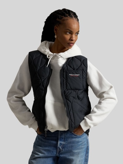 Vrouwenmodel draagt Regular Fit Bodywarmer met borstzak van Polo Ralph Lauren, look: effen, V-hals, steekzakken, labelstitching. Ganzkörperansicht von voren.