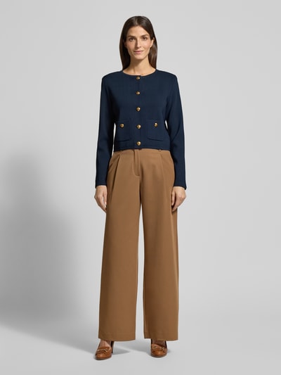 Modelka kobieca nosi Blazer aus Viskose-Mix Modell 'DATHAN' od Lauren Ralph Lauren, ciemnogranatowy, regular fit, widok całej sylwetki z przodu.