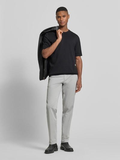 Männermodel trägt Straight Fit Stoffhose mit Lyocell-Anteil Modell 'Everest' von BRAX in Hellgrau, Baumwoll-Lyocell-Mix, Eingriffstaschen, Münztasche, Knopf- und Reißverschluss, Ganzkörperansicht von vorne.