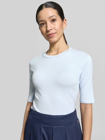 Frauenmodel trägt Slim Fit T-Shirt im Halbarm-Design von Christian Berg Woman aus elastischem Baumwoll-Mix, Rundhalsausschnitt, Damen T-Shirt, Nahaufnahme Oberkörper.